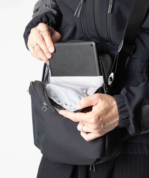 pacsafe（パックセーフ）の「PACKSAFE V Tour Crossbody パックセーフ Ｖツアー  ショルダーバッグ（ショルダーバッグ・メンズ・ネイビー/ブラック・FREE）」の6枚目の写真