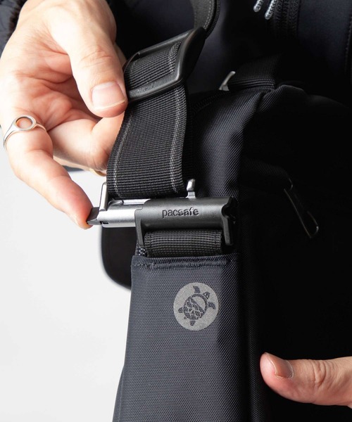 pacsafe（パックセーフ）の「PACKSAFE V Tour Crossbody パックセーフ Ｖツアー  ショルダーバッグ（ショルダーバッグ・メンズ・ネイビー/ブラック・FREE）」の7枚目の写真