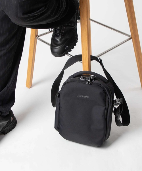 pacsafe（パックセーフ）の「PACKSAFE V Tour Crossbody パックセーフ Ｖツアー  ショルダーバッグ（ショルダーバッグ・メンズ・ネイビー/ブラック・FREE）」の8枚目の写真