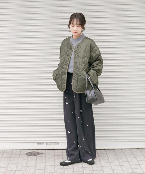 ITEMS URBANRESEARCH(アイテムズ アーバンリサーチ)の「ハンドステッチハイネックニット(ニット/セーター・レディース・グリーン/オフホワイト/ライトブラウン/グレー・FREE)」の12枚目の写真