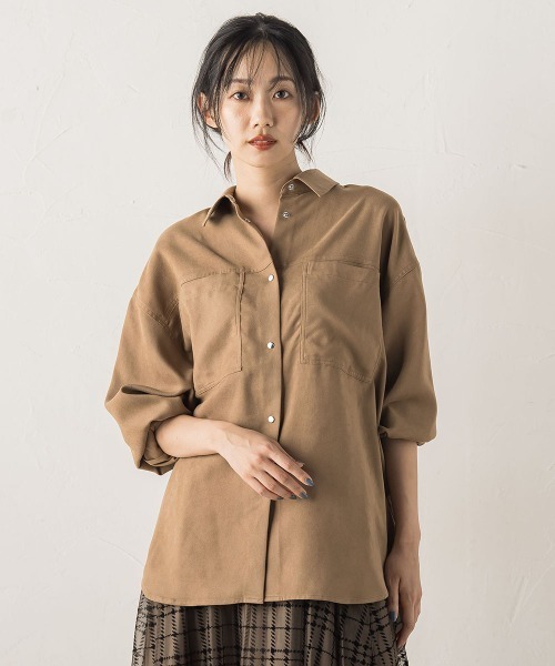 Droite lautreamont（ドロワットロートレアモン）の「フェイクスエードシャツ≪洗濯機で洗える≫（シャツ/ブラウス・レディース・キャメル/チャコールグレー・M）」の2枚目の写真