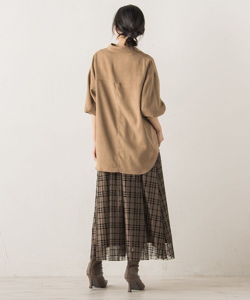 Droite lautreamont（ドロワットロートレアモン）の「フェイクスエードシャツ≪洗濯機で洗える≫（シャツ/ブラウス・レディース・キャメル/チャコールグレー・M）」の16枚目の写真