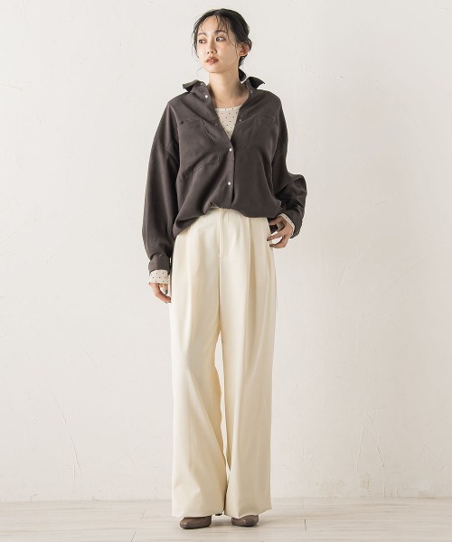 Droite lautreamont（ドロワットロートレアモン）の「フェイクスエードシャツ≪洗濯機で洗える≫（シャツ/ブラウス・レディース・キャメル/チャコールグレー・M）」の6枚目の写真