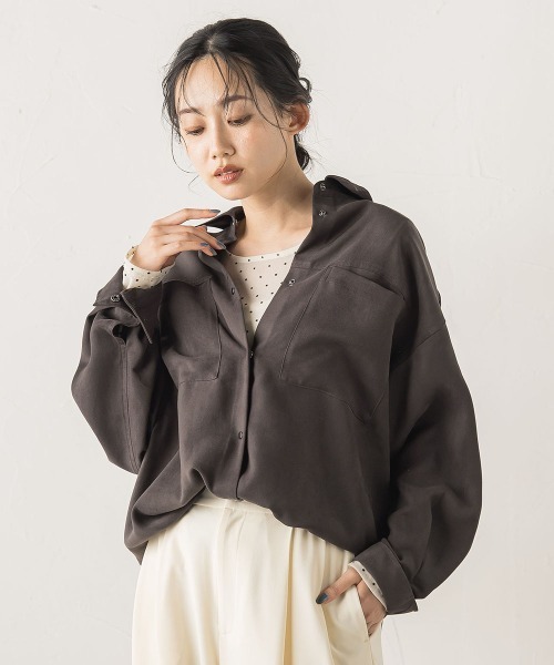 Droite lautreamont（ドロワットロートレアモン）の「フェイクスエードシャツ≪洗濯機で洗える≫（シャツ/ブラウス・レディース・キャメル/チャコールグレー・M）」の4枚目の写真