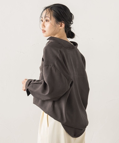 Droite lautreamont（ドロワットロートレアモン）の「フェイクスエードシャツ≪洗濯機で洗える≫（シャツ/ブラウス・レディース・キャメル/チャコールグレー・M）」の5枚目の写真