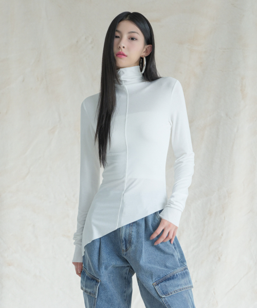 AVANDRESS(アバンドレス )の「Diagonal Turtleneck Tee BLACK(Tシャツ/カットソー・レディース・ブラック・SMALL/MEDIUM)」の2枚目の写真