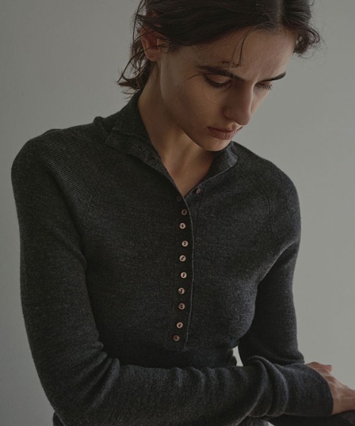 ETRE TOKYO（エトレトウキョウ）の「2wayコンフィーハイネックニットプルオーバー（ニット/セーター・レディース・チャコール/グレイッシュベージュ/ブルー/ブラウン・FREE）」の3枚目の写真