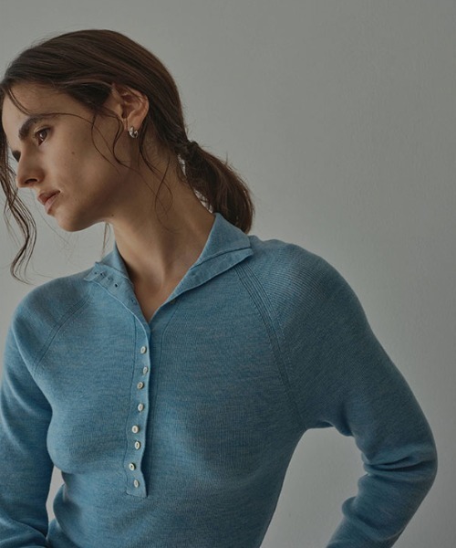 ETRE TOKYO（エトレトウキョウ）の「2wayコンフィーハイネックニットプルオーバー（ニット/セーター・レディース・チャコール/グレイッシュベージュ/ブルー/ブラウン・FREE）」の6枚目の写真