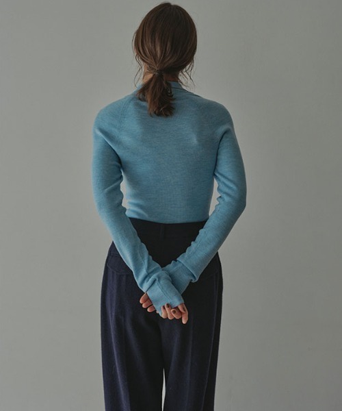 ETRE TOKYO（エトレトウキョウ）の「2wayコンフィーハイネックニットプルオーバー（ニット/セーター・レディース・チャコール/グレイッシュベージュ/ブルー/ブラウン・FREE）」の8枚目の写真