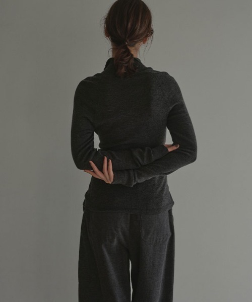 ETRE TOKYO（エトレトウキョウ）の「2wayコンフィーハイネックニットプルオーバー（ニット/セーター・レディース・チャコール/グレイッシュベージュ/ブルー/ブラウン・FREE）」の13枚目の写真