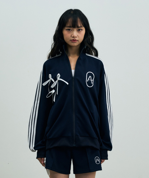 ARI(アリ)の「A RIBBON TRACK TOP / NAVY(ナイロンジャケット・レディース・ネイビー・FREE)」の2枚目の写真