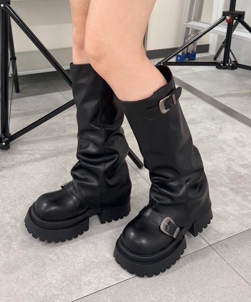 Figments(フィグメンツ)の「ベルテッドカバーブーツ(ブーツ・レディース・ブラック・SMALL/MEDIUM)」の1枚目の写真