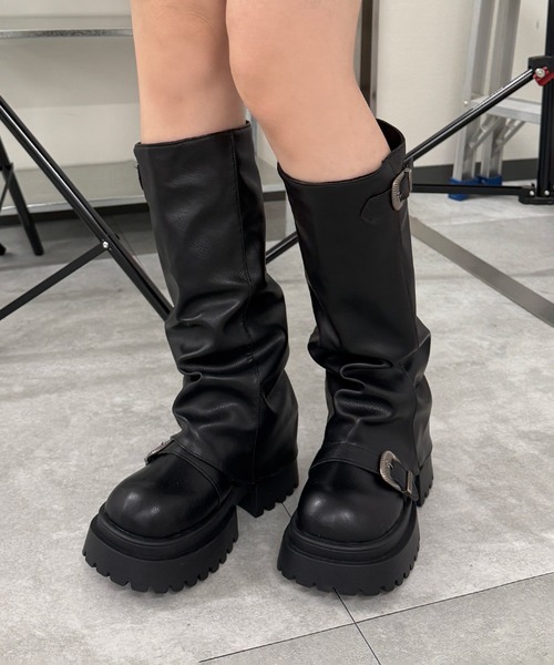 Figments(フィグメンツ)の「ベルテッドカバーブーツ(ブーツ・レディース・ブラック・SMALL/MEDIUM)」の4枚目の写真