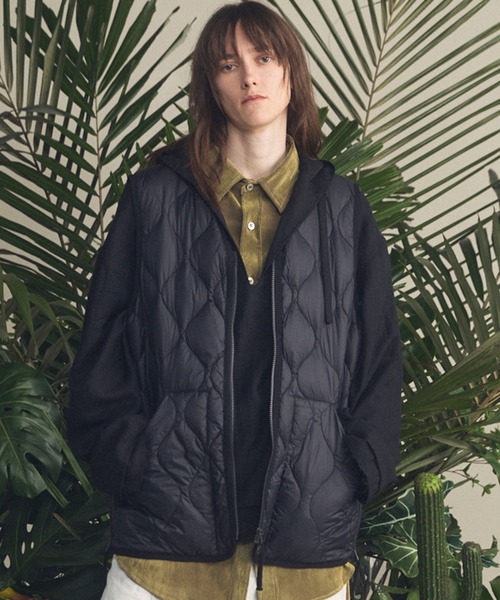 MAISON SPECIAL(メゾンスペシャル)の「《UNISEX》【TAION/タイオン】VネックWジップソフトシェルダウンベスト【MAISON SPECIAL/メゾンスペシャル】(ダウンベスト・メンズ・ブラック/ライトグリーン/チャコールグレー・2/1/0)」の2枚目の写真
