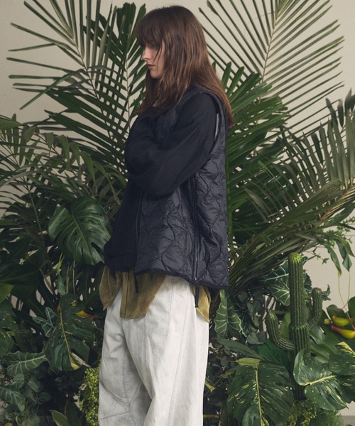MAISON SPECIAL(メゾンスペシャル)の「《UNISEX》【TAION/タイオン】VネックWジップソフトシェルダウンベスト【MAISON SPECIAL/メゾンスペシャル】(ダウンベスト・メンズ・ブラック/ライトグリーン/チャコールグレー・2/1/0)」の13枚目の写真