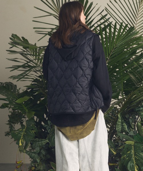 MAISON SPECIAL(メゾンスペシャル)の「《UNISEX》【TAION/タイオン】VネックWジップソフトシェルダウンベスト【MAISON SPECIAL/メゾンスペシャル】(ダウンベスト・メンズ・ブラック/ライトグリーン/チャコールグレー・2/1/0)」の14枚目の写真