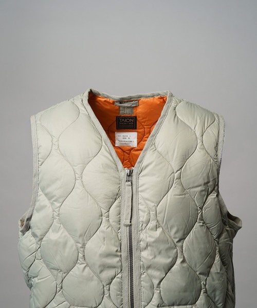 MAISON SPECIAL(メゾンスペシャル)の「《UNISEX》【TAION/タイオン】VネックWジップソフトシェルダウンベスト【MAISON SPECIAL/メゾンスペシャル】(ダウンベスト・メンズ・ブラック/ライトグリーン/チャコールグレー・2/1/0)」の8枚目の写真