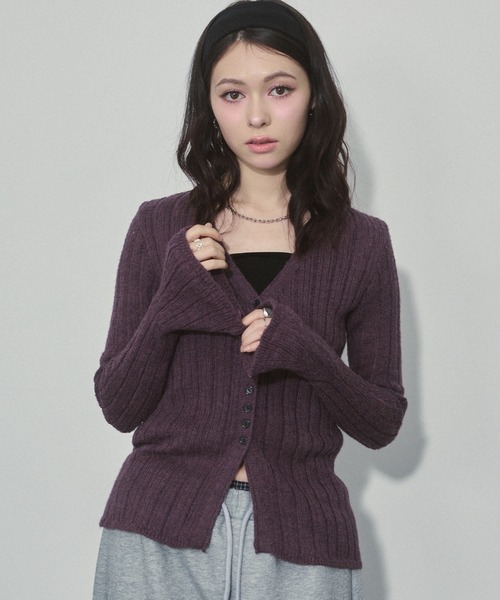 ENVYM（アンビー）の「フロントボタンVネックシアーニット（ニット/セーター・レディース・カーキ/アイボリー/ブラック/パープル・FREE）」の4枚目の写真