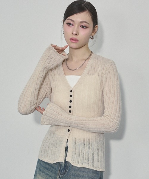 ENVYM（アンビー）の「フロントボタンVネックシアーニット（ニット/セーター・レディース・カーキ/アイボリー/ブラック/パープル・FREE）」の13枚目の写真