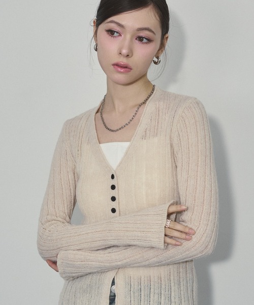 ENVYM（アンビー）の「フロントボタンVネックシアーニット（ニット/セーター・レディース・カーキ/アイボリー/ブラック/パープル・FREE）」の12枚目の写真