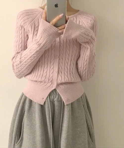 VIVID LADY(ビビッドレディー)の「ケーブル編み ショート丈 ニットカーディガン(カーディガン/ボレロ・レディース・ライトブルー/ブラック/アイボリー/グレー/レッド/ピンク/ブラウン・FREE)」の8枚目の写真