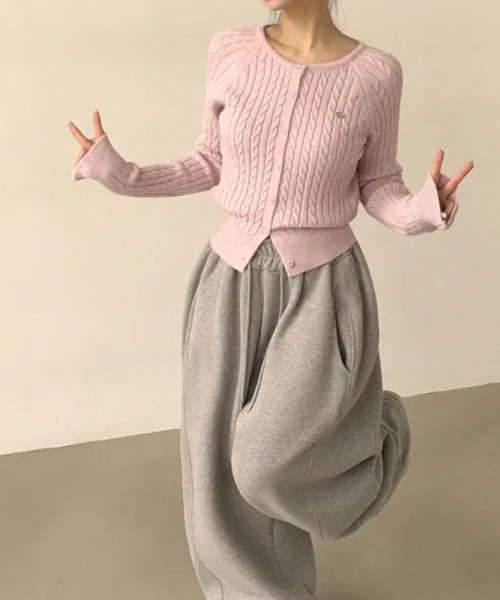 VIVID LADY(ビビッドレディー)の「ケーブル編み ショート丈 ニットカーディガン(カーディガン/ボレロ・レディース・ライトブルー/ブラック/アイボリー/グレー/レッド/ピンク/ブラウン・FREE)」の10枚目の写真