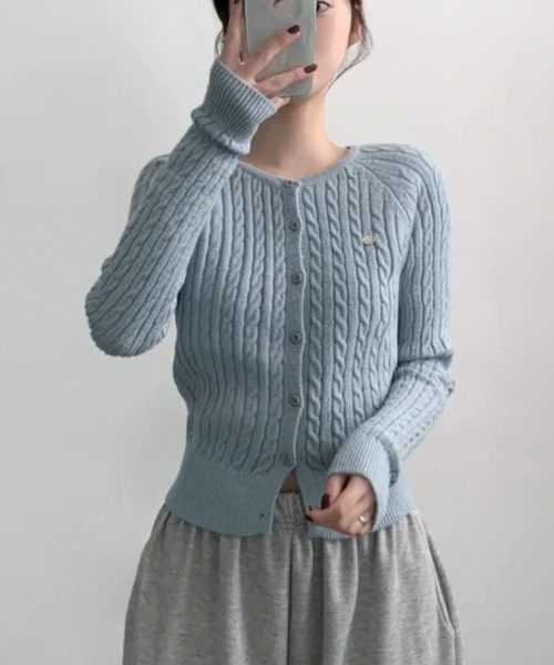 VIVID LADY(ビビッドレディー)の「ケーブル編み ショート丈 ニットカーディガン(カーディガン/ボレロ・レディース・ライトブルー/ブラック/アイボリー/グレー/レッド/ピンク/ブラウン・FREE)」の22枚目の写真