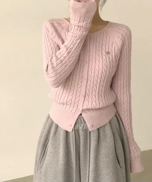 VIVID LADY(ビビッドレディー)の「ケーブル編み ショート丈 ニットカーディガン(カーディガン/ボレロ・レディース・ライトブルー/ブラック/アイボリー/グレー/レッド/ピンク/ブラウン・FREE)」の15枚目の写真