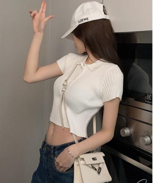 semuse(セミューズ)の「ポロ衿クロップド丈半袖トップス(Tシャツ/カットソー・レディース・ブラック/ホワイト・FREE)」の5枚目の写真