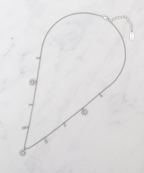 SHOO・LA・RUE（シューラルー）の「ミニデイジー飛ばしネックレス（ネックレス・レディース・シルバー/ゴールド/ピンクゴールド・00）」の2枚目の写真