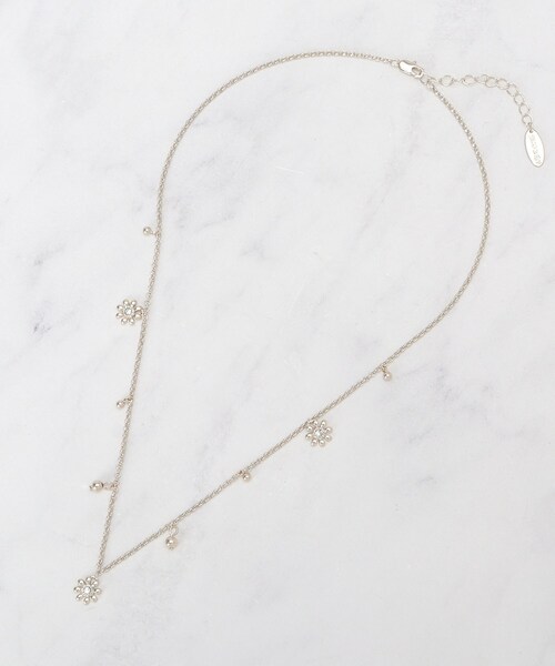 SHOO・LA・RUE（シューラルー）の「ミニデイジー飛ばしネックレス（ネックレス・レディース・シルバー/ゴールド/ピンクゴールド・00）」の3枚目の写真
