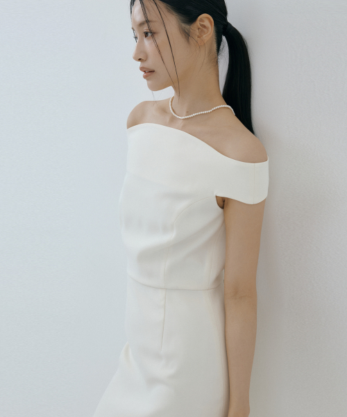 LUCIR ZU(ルシールズ)の「Curved Off-Shoulder Dress (ivory)(ワンピース・レディース・その他・SMALL/MEDIUM)」の3枚目の写真