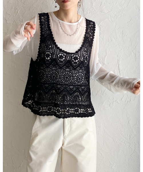 She's Closet（シーズクローゼット）の「ショート丈 深Vネック 花柄 かぎ編み ビスチェ クロシェベスト（ベスト・レディース・ブラック/アイボリー・FREE）」の6枚目の写真