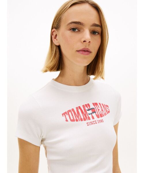 tommy jeans(トミー ジーンズ)の「スリムウェービーフラッグショートスリーブTシャツ(Tシャツ/カットソー・レディース・ブラック/ホワイト/レッド・X-SMALL/SMALL/MEDIUM/LARGE)」の9枚目の写真