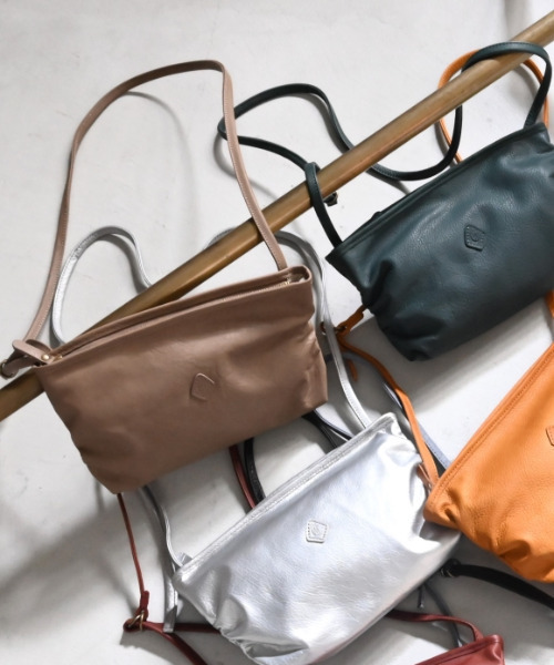 CLEDRAN（クレドラン）の「【本革 ソフト】CL3967 TANTE SIDE GATHER SHOULDER（ショルダーバッグ・レディース・シルバー/ブラック/ブルーグレー/ダークベージュ/グリーン系その他/ブラウン/キャメル・FREE）」の4枚目の写真