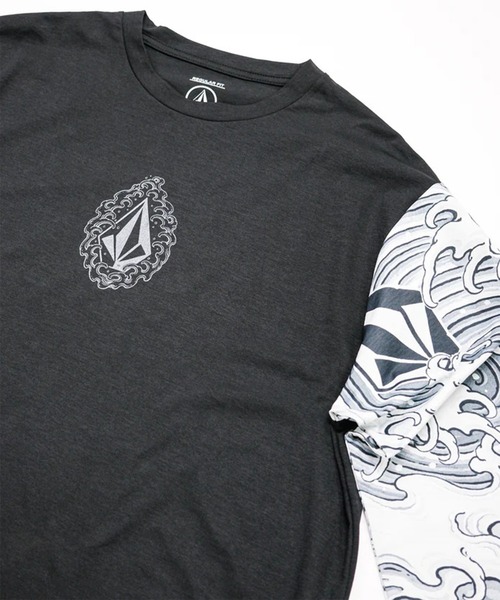 VOLCOM(ボルコム)の「VOLCOM/ボルコム UVケアラッシュガード 長袖 NOZAKA LS RASH TEE VLY261021(ラッシュガード・メンズ・ホワイト×ブラック/ブラック×ホワイト・L/M)」の4枚目の写真