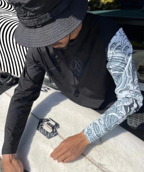 VOLCOM(ボルコム)の「VOLCOM/ボルコム UVケアラッシュガード 長袖 NOZAKA LS RASH TEE VLY261021(ラッシュガード・メンズ・ホワイト×ブラック/ブラック×ホワイト・L/M)」の6枚目の写真