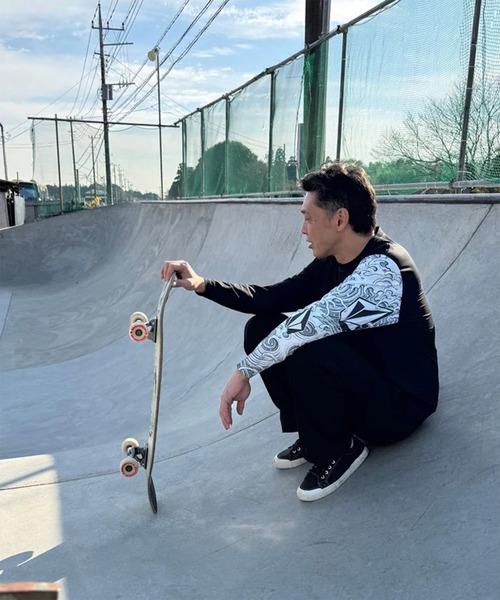 VOLCOM(ボルコム)の「VOLCOM/ボルコム UVケアラッシュガード 長袖 NOZAKA LS RASH TEE VLY261021(ラッシュガード・メンズ・ホワイト×ブラック/ブラック×ホワイト・L/M)」の7枚目の写真