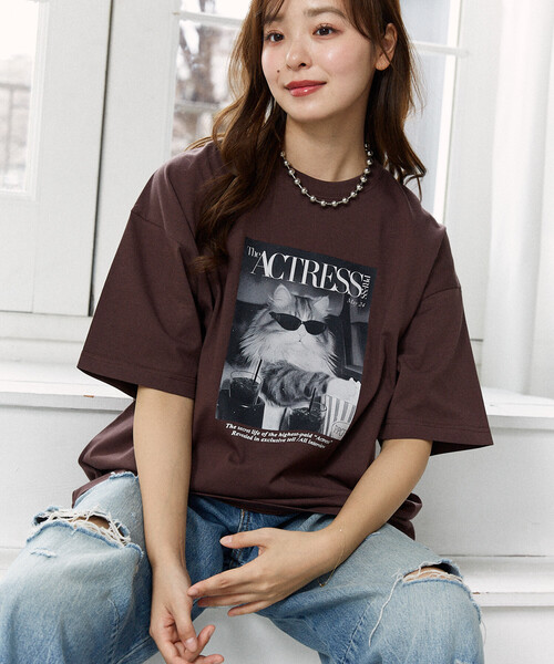 PUBLUX(パブリュクス)の「PUBLUX/パブリュクス <機能性素材>MAGAZINE キャット フォト Tシャツ 限定展開(Tシャツ/カットソー・レディース・ピンク/ブラウン/ホワイト/ブラック・MEDIUM/LARGE/SMALL)」の3枚目の写真