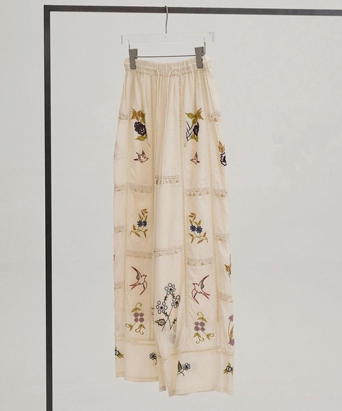 TODAYFUL（トゥデイフル）の「[TODAYFUL/トゥデイフル]Embroidery Patchwork Trousers（その他パンツ・レディース・ブラウン/オフホワイト・36/38）」の2枚目の写真