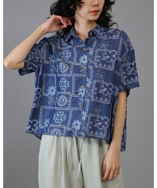 Doumoi(ドゥモエ)の「半袖 デニム フラワープリントデザインブラウス(シャツ/ブラウス・レディース・ネイビー/ブルー・FREE)」の1枚目の写真