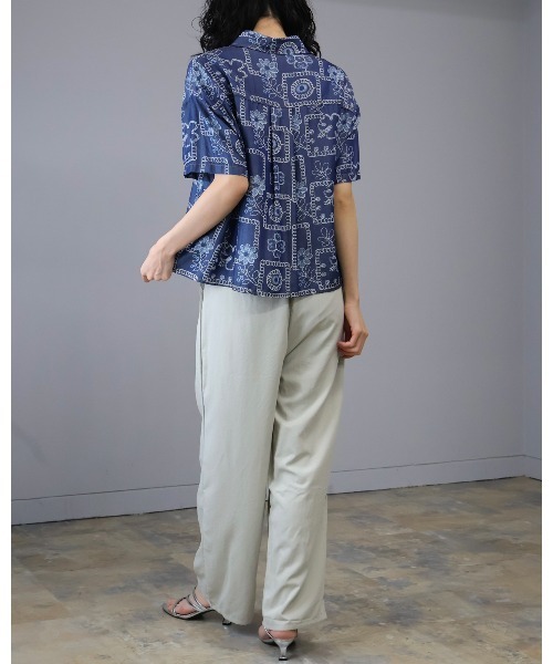 Doumoi(ドゥモエ)の「半袖 デニム フラワープリントデザインブラウス(シャツ/ブラウス・レディース・ネイビー/ブルー・FREE)」の6枚目の写真