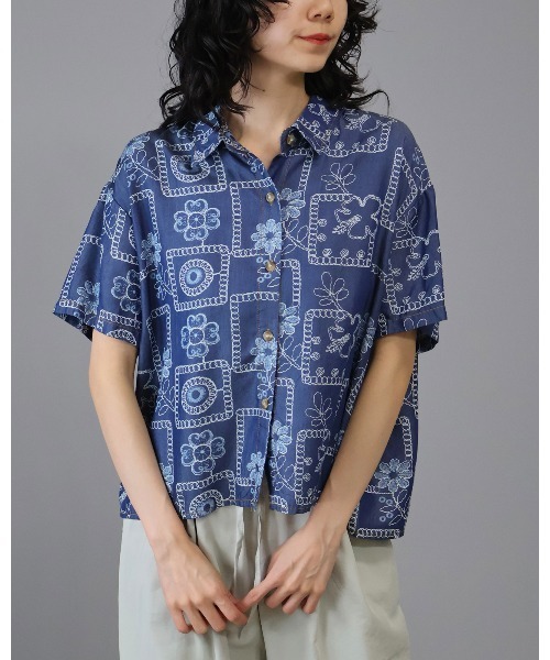 Doumoi(ドゥモエ)の「半袖 デニム フラワープリントデザインブラウス(シャツ/ブラウス・レディース・ネイビー/ブルー・FREE)」の9枚目の写真