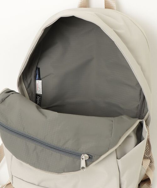 anello GRANDE(アネログランデ)の「"02"≪anello GRANDE≫OVL/オーバル 6ポケット/11L リュック(バックパック/リュック・レディース・ライトベージュ/ブラック/グレイッシュブルー・ONE SIZE)」の7枚目の写真