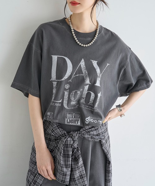 meilmada(メイルマダ)の「ピグメントロゴビッグTシャツ(Tシャツ/カットソー・レディース・ライトベージュ/チャコールグレー・FREE)」の1枚目の写真