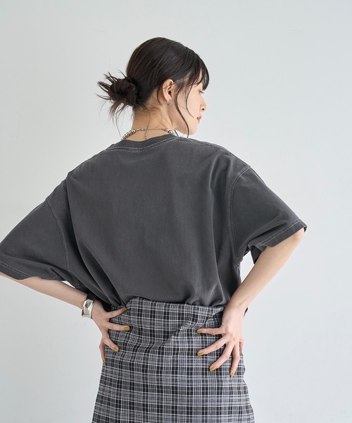 meilmada(メイルマダ)の「ピグメントロゴビッグTシャツ(Tシャツ/カットソー・レディース・ライトベージュ/チャコールグレー・FREE)」の12枚目の写真