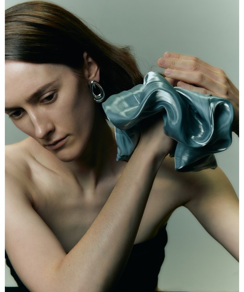 IRIS47（イリスフォーセブン）の「【IRIS 47】sculptural expansive shushu/スカルプチャラル イクスパンシヴ シュシュ（シュシュ・レディース・シルバー/ゴールド/ブラック・FREE）」の4枚目の写真
