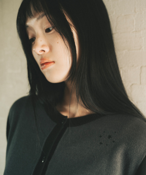 OHESHIO(オヘシオ)の「STAR TWO TONE BUTTON CARDIGAN, BLACK(カーディガン/ボレロ・レディース・その他・FREE)」の6枚目の写真