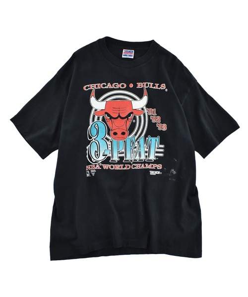 NBA/NFL/NHL/MLB(エヌビーエーエヌエフエルエヌエイチエルエムエルビー)の「【USED】90’s NBA Chicago Bulls “3PEAT” バスケ Tシャツ USA製(Tシャツ/カットソー・メンズ・ブラック・X-LARGE)」の1枚目の写真