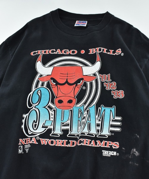 NBA/NFL/NHL/MLB(エヌビーエーエヌエフエルエヌエイチエルエムエルビー)の「【USED】90’s NBA Chicago Bulls “3PEAT” バスケ Tシャツ USA製(Tシャツ/カットソー・メンズ・ブラック・X-LARGE)」の2枚目の写真
